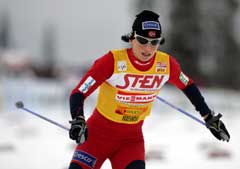 Marit Bjørgen på vei til seier på 10 km klassisk i Kuusamo. (Foto: Erlend Aas / SCANPIX)