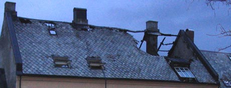 Bygården ble totalskadd i brannen. Det bodde 11 personer i huset. Foto: NRK