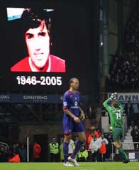 Lagene hedret avdøde George Best før kampen. (Foto: Sang Tan / AP) Lagene hedret avdøde George Best før kampen. (Foto: Sang Tan / AP)