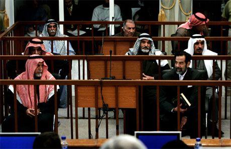 Iraks tidligere president Saddam Hussein (t.h.) i rettssalen i dag. (Foto: Ben Curtis/AFP/Scanpix)