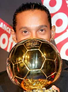 Verdens beste fotballspiller, Ronaldinho, blir å se på NRK til sommeren. (Foto: AFP/Scanpix) 