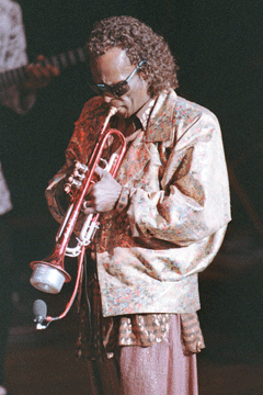 Jazzlegenden Miles Davis får nå også plass i rockens æresgalleri (Foto: Scanpix)