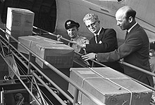 Fornebu, 1968: Elias Berge (i midten), ser personlig til at hjelpesendingene blir lastet ombord i fly. Foto: NTB / SCANPIX Fornebu, 1968: Elias Berge (i midten), ser personlig til at hjelpesendingene blir lastet ombord i fly. Foto: NTB / SCANPIX
