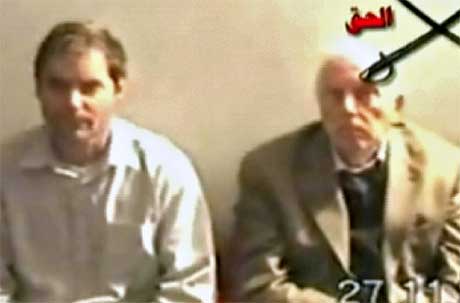 To av gislene p videoen fra den ukjente irakiske gruppen. (Foto: Al-Jazeera/ AFP/ Scanpix)