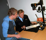 Per Olav og kriminaltekniker Gunnar Eide studerer et fotavtrykk. Foto: NRK