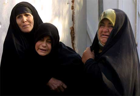 Desse kvinnene srgjer over mannlege slektningar som vart drepne i angrepet mot minibussen. (Foto: AFP/Scanpix)
