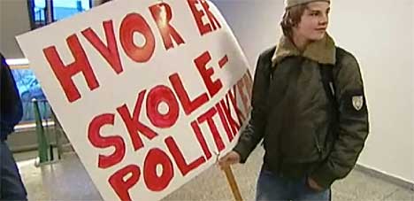 Her protesterer elever i Sarpsborg mot skolekutt. Torsdag er det foreldrene i Fredrikstad sin tur til å protestere mener foreldreutvalgsleder. (Foto:NRK)