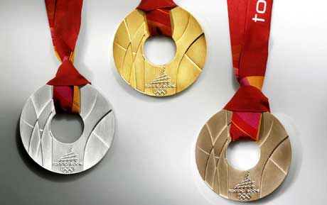 Medaljene som skal deles ut i OL i Torino. (Foto: AP/Scanpix)