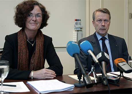 NY SJEF VENTER: Administrerende direktør Knut Grøholt og styreleder Siri Beate Hatlen under dagens pressekonferansen. Foto: Lise Åserud/Scanpix.