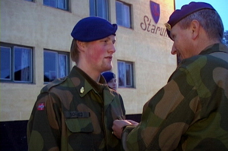 Hærsjefen takker og hedrer ingeniørsoldat Per Ståle Sollied (Foto: Arild D. Moe, NRK)