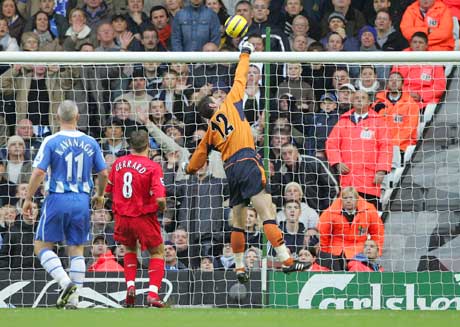 Steven Gerrard ser ballen gå i mål og Peter Crouch scorer sitt første Liverpool-mål. (Foto: AP/Scanpix)