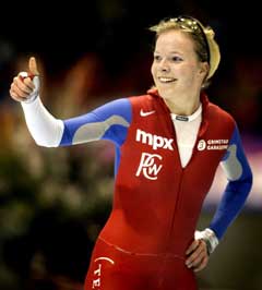 Maren Haugli jubler etter 5000 meter-rekorden. (Foto: AP/Scanpix)