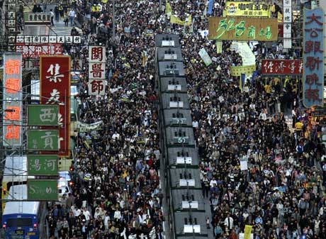 Titusener demonstrerte i Hong Kongs gater i dag. Foto: AP/Scanpix