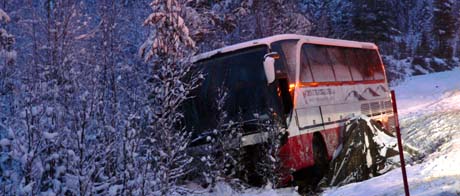 Bilen blei knust under bussen. (Foto: Kjell-Einar Kana, NRK)