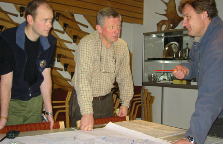 Jan Erik Olbergsveen ( i midten) tar i mot rapporter fra de som er ute og ser etter ulvespor. Foto: Anne Næsheim