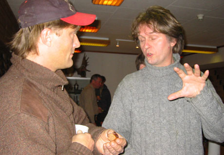 Peter Wabakken snakker med Bjørn Tore Lindberg som har vært ute og sett etter ulv. Foto: Anne Næsheim 