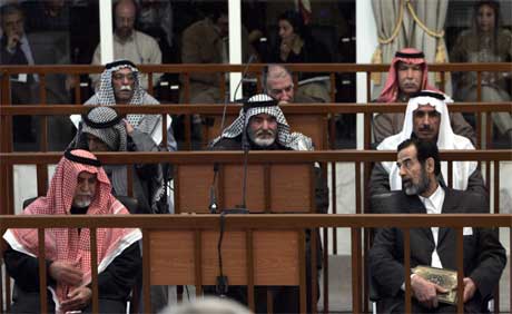 Sadam Hussein og dei medtiltalte fotograferte i retten i dag. (Foto: AP/Scanpix)