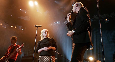 Madgraguda hadde konsert i Oslo Spektrum fredag kveld, her sammen med Ane Brun. Duetten med Ane Brun - «Lift me» - fulgte som et pustehull før det var ned i Madrugada-land med «Black Mambo» og strykerne fra Bodø. Foto: Scanpix.