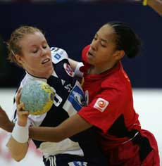 Norge og Karoline Dyhre Breivang slet mot Angola, men dro tilslutt iland en 36-30-seier. (Foto: Scanpix)