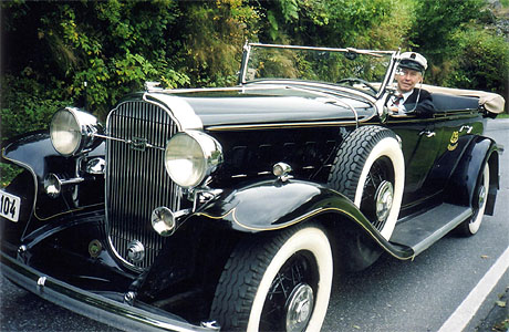 Karl Mjelva tar programleder Haakon D Blaauw og lytterne med på en kjøretur i en 1932-modell Buick. Foto: Haakon D Blaauw