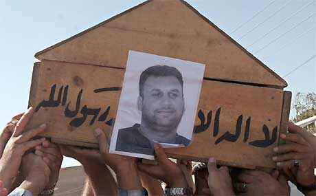 Venner og kolleger bører kisten til den drepte Reuters-journalisten Waleed Khaled. Khaled ble skutt i Bagdad 28. august i år. Foto. AP/Scanpix