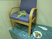 Denne stolen skulle ikke stå i cella. Det gjorde den og dermed kom mannen seg ut gjennom taket. (Foto: NRK) 