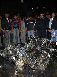 Det var ikkje mykje att av bilen som vart treft av ein rakett i Rafah. (Foto: AFP/Scanpix)