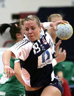 Tonje Nøstvold på vei til å score ett av sine ti mål mot Australia. (Foto: AFP/Scanpix) Tonje Nøstvold på vei til å score ett av sine ti mål mot Australia. (Foto: AFP/Scanpix)