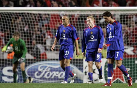 Edwin van Der Sar plukker ballen ut av målet mens Mikael Silvestre, Paul Scholes og Cristiano Ronaldo går skuffet bort. (Foto: AP/Scanpix)
