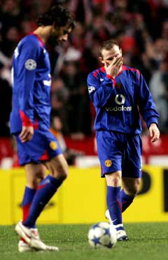 Manchester Uniteds Wayne Rooney og Ruud Van Nistleroy gikk tomme for ideer utover i 2. omgang. (Foto: AFP/Scanpix)