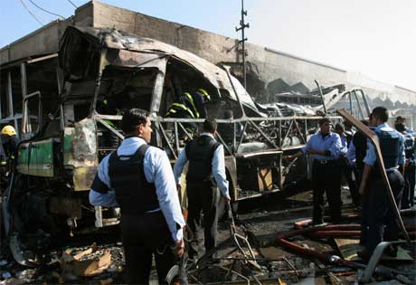 Bussen ble helt ødelagt i selvmordsaksjonen. (Foto: Samir Mizban/ AP/ Scanpix) 