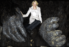 Naomi Watts har havnet i klørne til King Kong. Heldigvis finner de hverandre. (Foto: Scanpix)