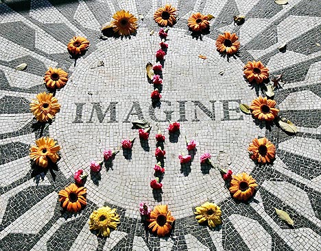 Torsdag er det 25 år siden John Lennon ble skutt og drept utenfor sitt hjem i New York. En del av Central Park - kalt Strawberry Fields - er viet Lennons minne. Foto: Shannon Stapleton, Reuters / Scanpix.