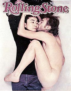 John Lennon og hans kone Yoko Ono i et av tidenes mest berømte rockefotografier, på forsiden av Rolling Stone. Foto: AP Photo / Scanpix.
