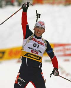 Raphael Poirée gikk inn til seier i Hochfilzen. (Foto: Reuters/Scanpix)