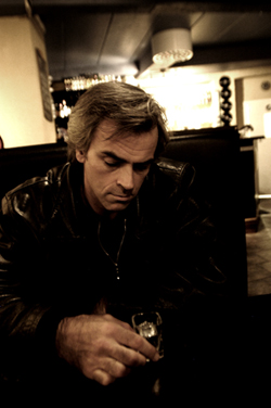 VARG VEUM: På bar med en trøstende venn (Foto: Eirik Brekke). VARG VEUM: På bar med en trøstende venn (Foto: Eirik Brekke).