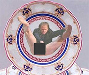 Da vi var glade for at sladden fantes: Rykkinn Porselensfabrikk hedret Harald med å utgi dette eksklusive serviset. (Alltid Moro) Da vi var glade for at sladden fantes: Rykkinn Porselensfabrikk hedret Harald med å utgi dette eksklusive serviset. (Alltid Moro)
