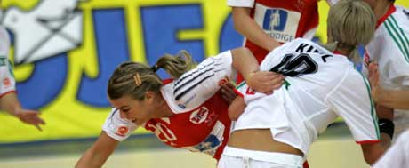 Isabel Blanco i kamp mot Gabriella Kindl under kampen mot Ungarn i Håndball-VM i St.Petersburg i Russland lørdag. (Foto: Morgen Holm / SCANPIX.)