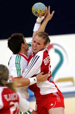 Norges Karoline Breivang i kamp med en ungarsk spiller i den viktige kampen mot Ungarn i håndball-VM I St Petersburg i Russland lørdag (Foto: Morten Holm / SCANPIX.) 