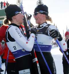 Becky Scott og Sarah Renner, begge fra Canada, ble nummer en og tre i langrenns-sprinten i Canada. (Foto: Lise Åserud / SCANPIX)