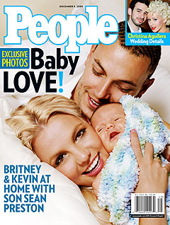 Britney Spears sammen med ektemannen Kevin Federline og sånnen Sean Preston som hun hadde på fanget da hun kjørte bort fra paparazzifotografene. Foto: Mark Liddell, Reuters / People Magazine / Scanpix.