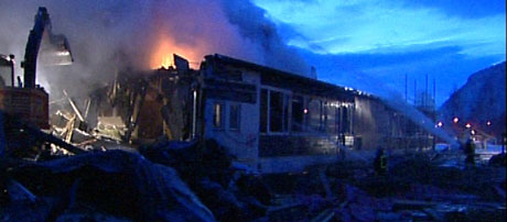 Brannmannskaper forsøkte å få kontroll over flammene i morgentimene. Foto: NRK