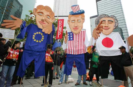 Samtidig består konflikten mellom "små" og "store" - her representert av EU, USA og Japan (Scanpix/Reuters)
