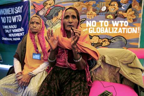 Indiske kvinner demonstrerer. Ikke minst frykter de framtiden for bomullsproduksjonen, som sysselsetter mange kvinner (Scanpix/AFP)