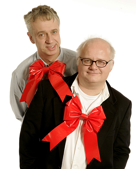 Bilde: Finn Bjelke t h og Yan Friis inviterer til i ”Herreavdelingens juleverksted” på sen kveldstid i NRK P1 den siste uka før jul. (Foto: Ole Kaland)