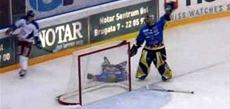 Mikael Tjällden ble liggende på isen etter å ha blitt tacklet av Aleksander Nervik. (Foto: Vålerenga ishockey)