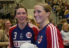 Gro Hammerseng (t.h) og Katja Nyberg var sentrale da Norge tok EM-gull i fjor. (Foto: Gorm Kallestad / SCANPIX) Gro Hammerseng (t.h) og Katja Nyberg var sentrale da Norge tok EM-gull i fjor. (Foto: Gorm Kallestad / SCANPIX)