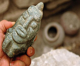 KONGER OG GUDER: Her er en av de eldgamle statuettene som ble funnet i San Bertolo. (Foto: RTV)