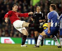 Wayne Rooney forsøker et skudd mot Wigan. (Foto: AFP/Scanpix)