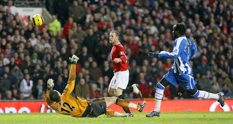 Wayne Rooney lobber over Wigan-keeper Matt Pollitt til 3-0. (Foto: Reuters/Scanpix)